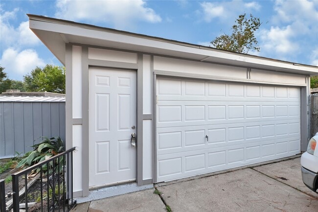 Building Photo - 11727 Scottsdale Dr