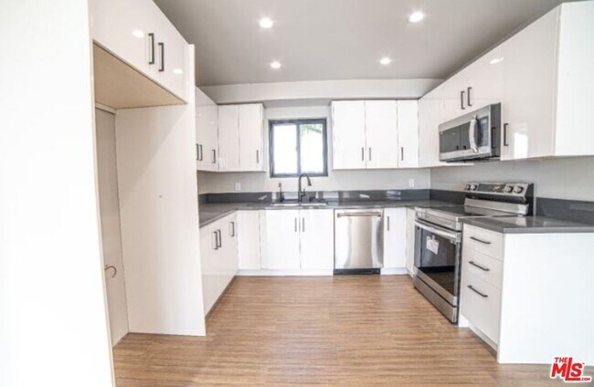 Building Photo - 9900 Laurel Canyon Blvd