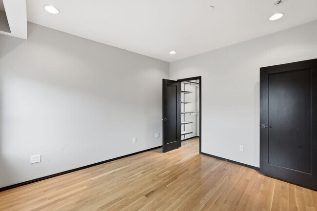 Building Photo - This exceptional West Market location is just steps from Reston Town Center, offering convenient ...