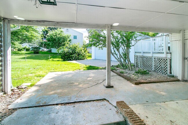 Building Photo - 9802 Lomond Dr