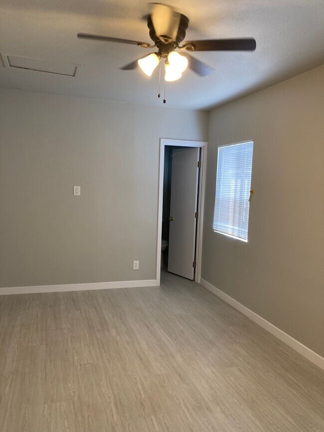 Building Photo - 6337