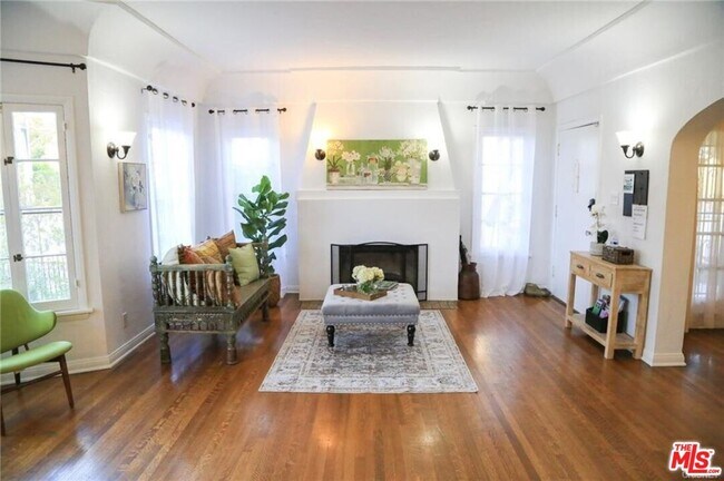 Building Photo - 601 Sweetzer Ave