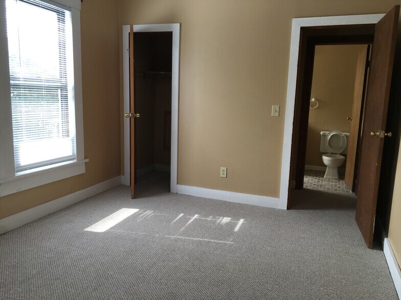 2nd bedroom with closet - 277 S Champion Ave