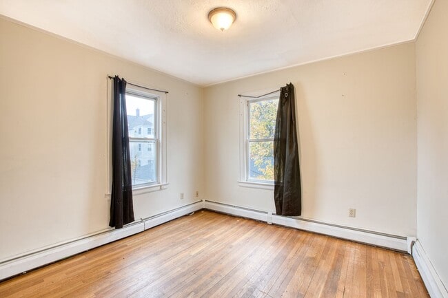 Building Photo - Newly Remodeled Spacious 3 Bedroom Apartment
