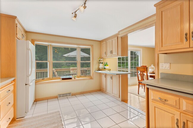 Building Photo - 25 Embassy St