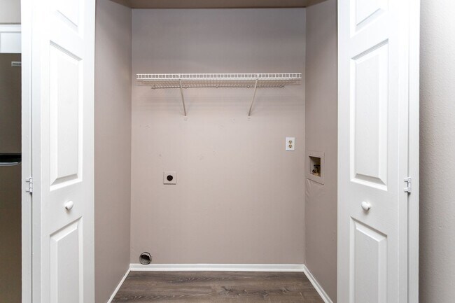 Building Photo - Inviting 2-Bed, 2-Bath in a Quiet 6-Plex