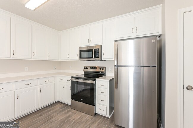 Building Photo - 1599 Queen Elizabeth Dr
