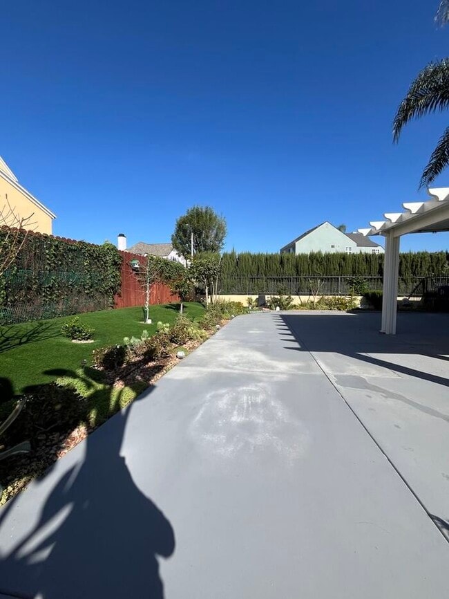 Building Photo - Charming 2BD Home w/ High Ceilings & Spacious Backyard – 4/3