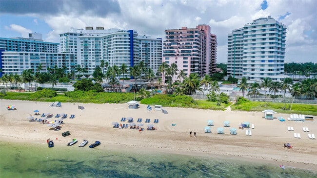 Building Photo - 5225 Collins Ave