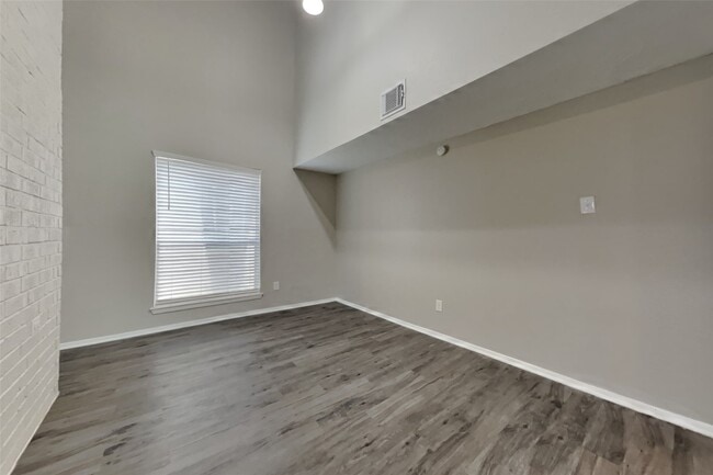 Building Photo - 21606 Crescent Heights St