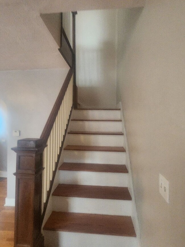 Building Photo - 2 Bedroom 1 bath updated Row Home
