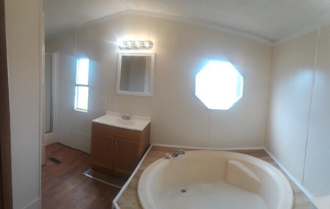 Building Photo - Large open floor plan 3BDR 2BA