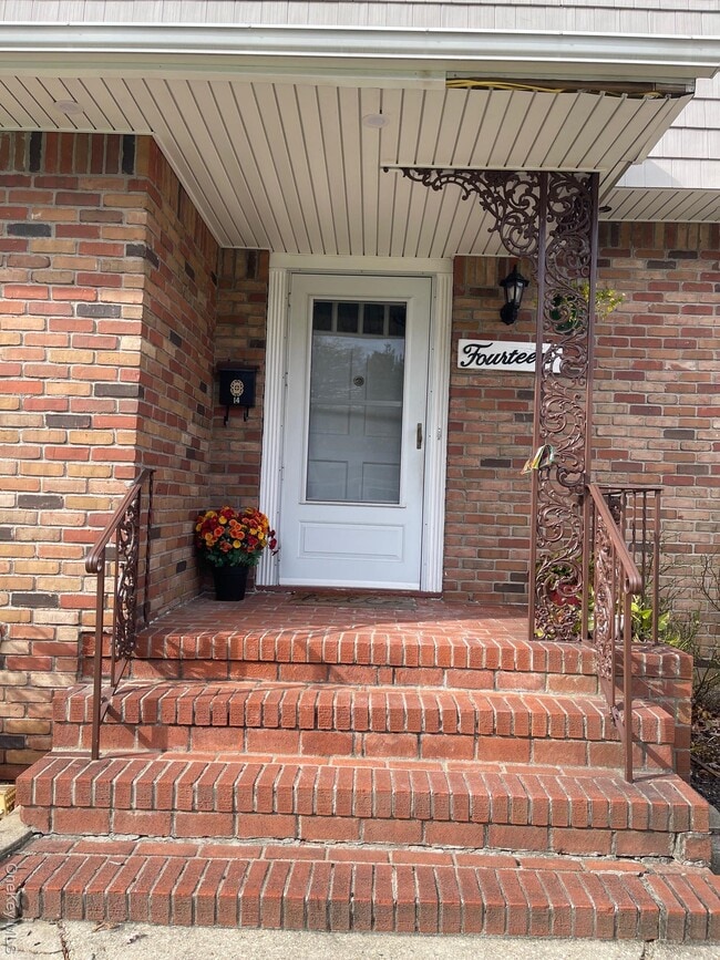 Building Photo - 14 Pine Acres Blvd