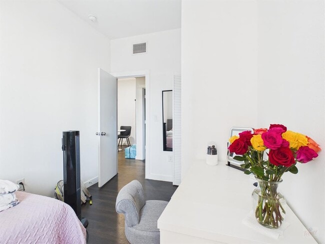 Building Photo - 1010 W 26th St