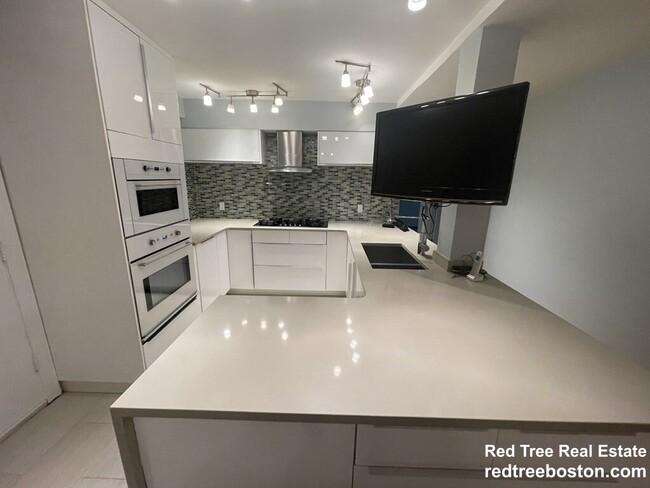 Building Photo - 57 Broadlawn Park