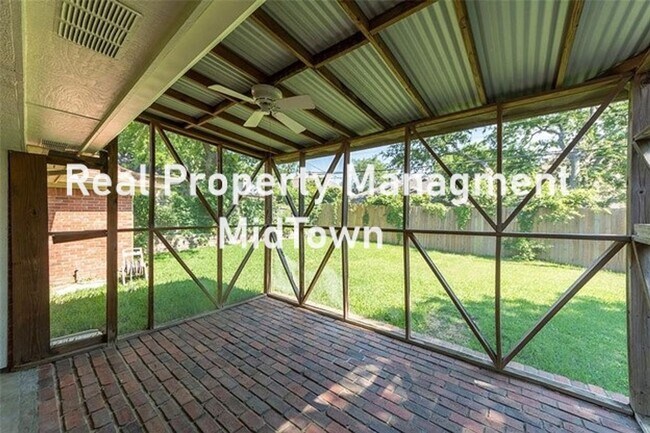 Building Photo - Charming Home Centrally Located in the DFW