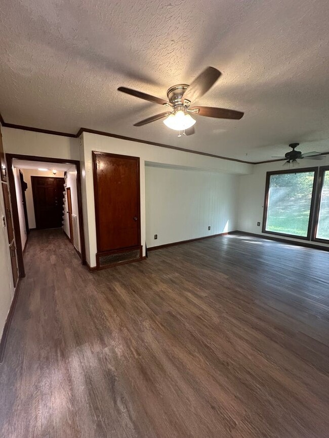 Building Photo - 6 BR 3 BA House in Colonial Hill Community