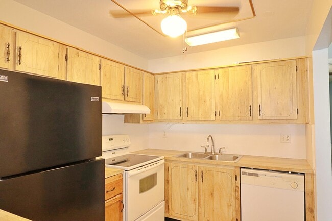 Building Photo - 831 Timberview Dr
