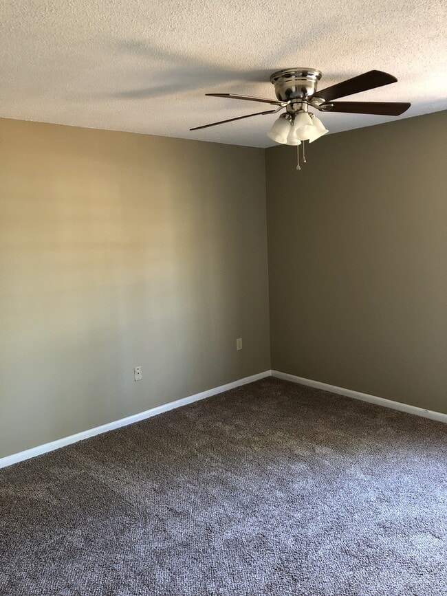 Building Photo - MOVE IN SPECIAL!!  3 Bed 1 Bath Home Avail...