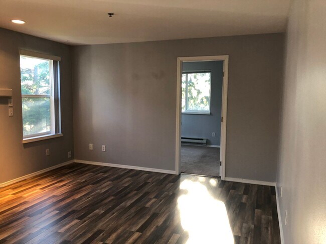 Building Photo - Modern and spacious 2 bedroom condo with bonus room!