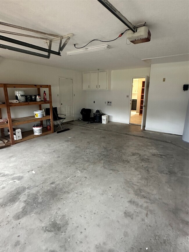 Building Photo - 501 Cindyrella Dr