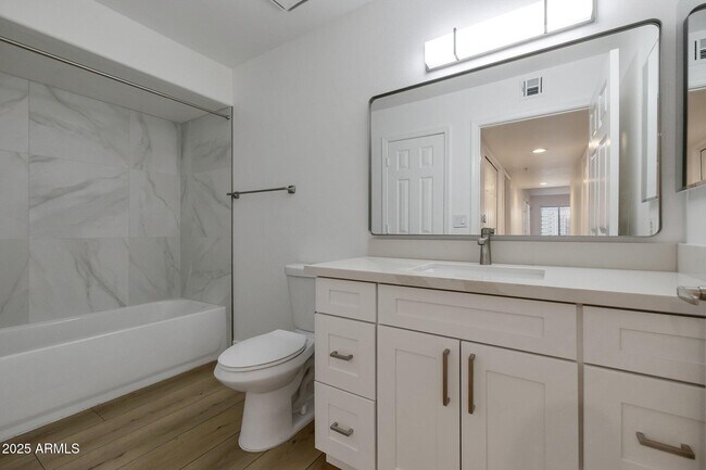 Building Photo - 9990 N Scottsdale Rd