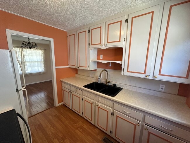 Building Photo - 957 N Ridgewood Dr