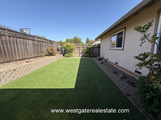 Building Photo - Lovely southeast Petaluma single level 3 b...