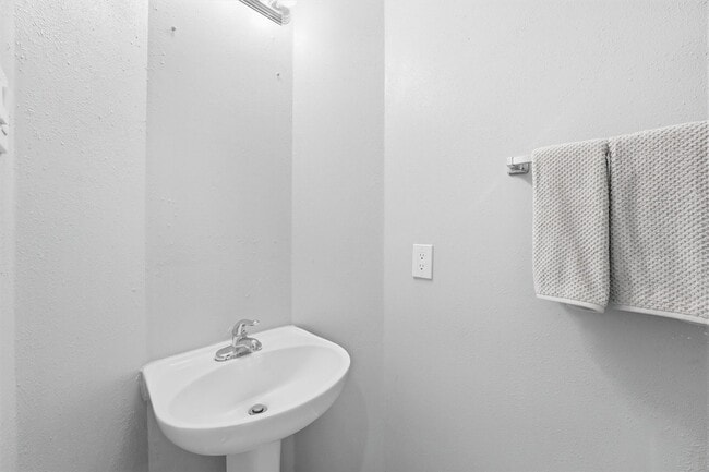 Building Photo - 2413 Piney Woods Dr