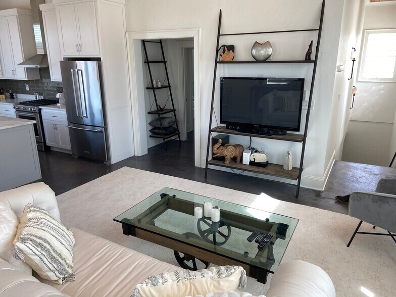 Living Rm TV - 15 Barnes St