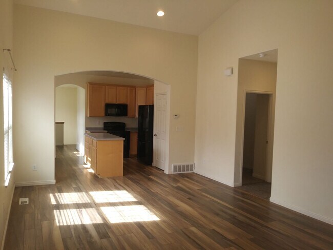 Building Photo - Gorgeous 5 Bedroom 3 Bathroom home in Lehi