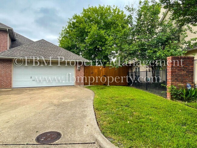 Building Photo - 19 Country Club Pl