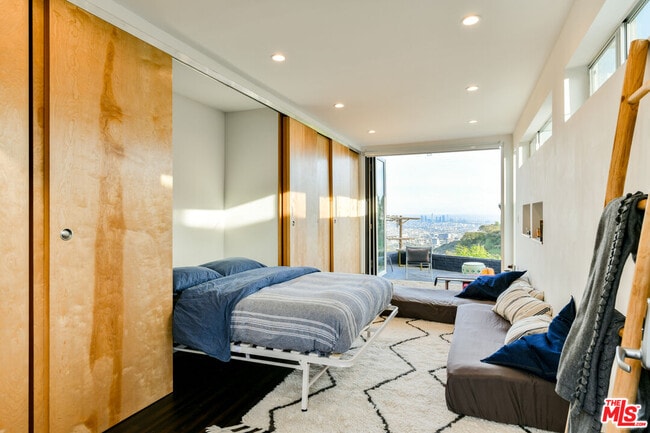 Building Photo - 7107 Pacific View Dr