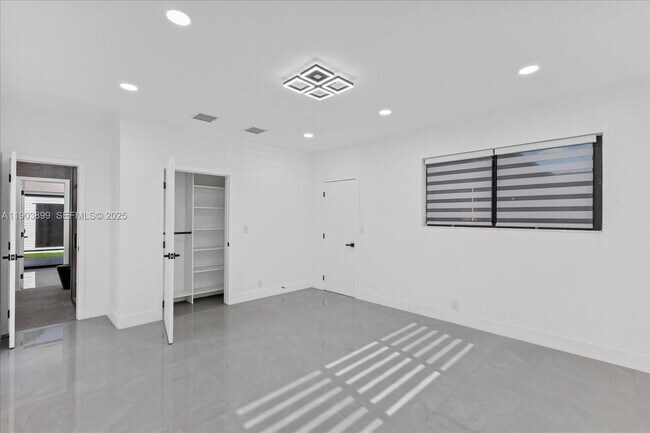 Building Photo - 19511 NE 18th Pl