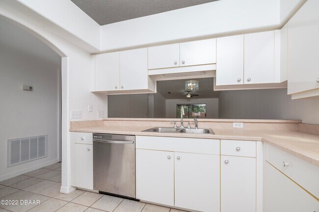 Building Photo - 3 bedrooms Port Orange--available now.