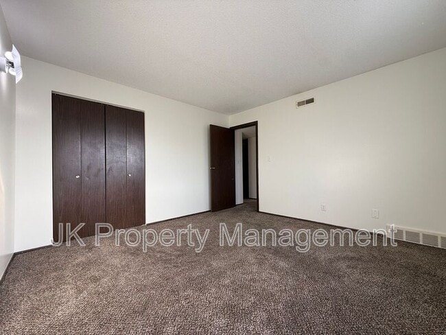 Building Photo - 2300 14th Ave S