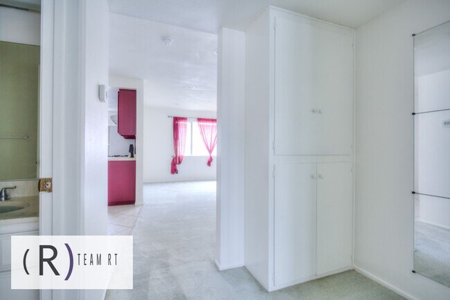 Building Photo - A Charming Condominium in a Quiet and Desi...
