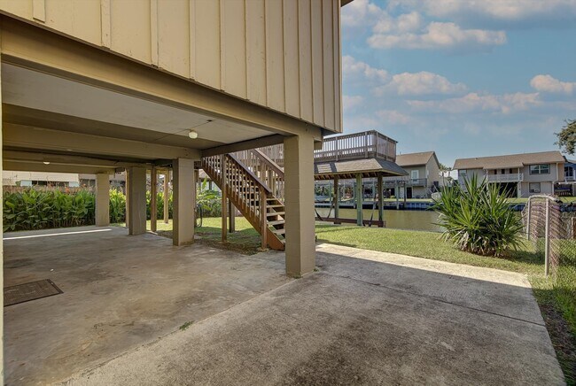 Building Photo - 170 Barracuda St