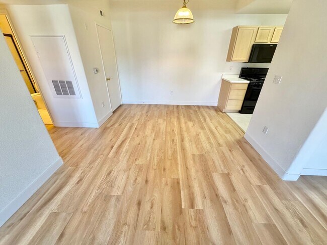 Building Photo - DON'T MISS OUT ON 1 MONTHS RENT FREE: Resort-Style Living in Seven Hills!