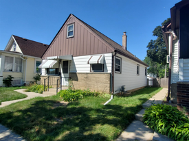 Building Photo - 533 S 73rd St
