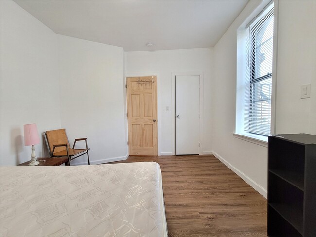 Building Photo - 385 Suydam St