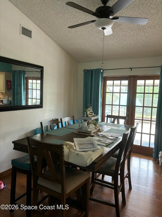 Building Photo - 870 Spirea Dr