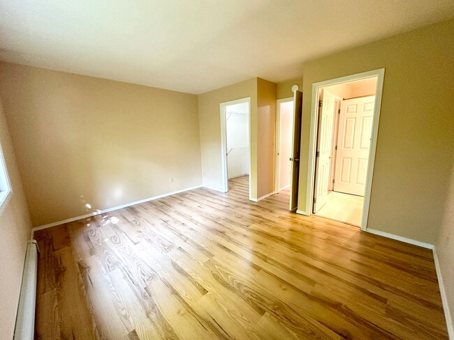 Building Photo - 2 Bedroom 1.5 Bath Townhome for Rent with ...