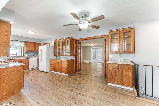 Building Photo - 85 Maple Dr