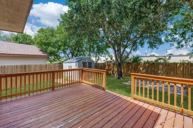 Building Photo - 3 Bedroom/2.5 Bath Guilbeau Gardens Subdivision