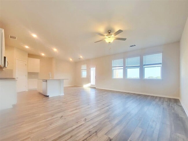 Building Photo - 120 Longmount Cv