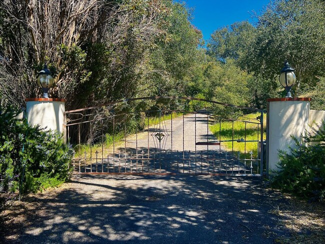 Building Photo - Spectacular Ranch House With Amazing Views!