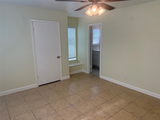 Building Photo - 6525 Renwick Dr