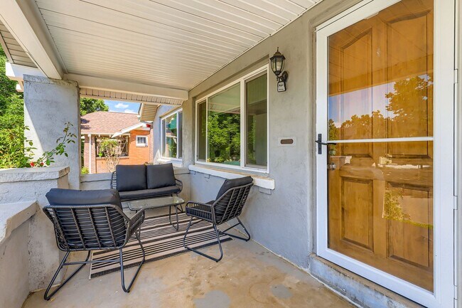 Building Photo - Highlands 2 BDR Turnkey Home