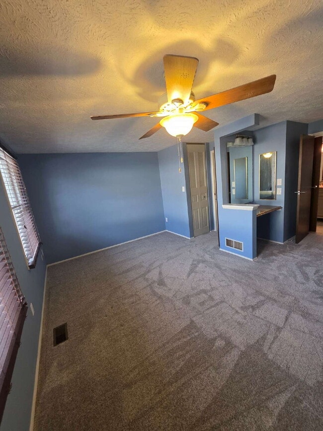 Building Photo - "Charming 2-Bedroom Townhouse Retreat in Venetia"